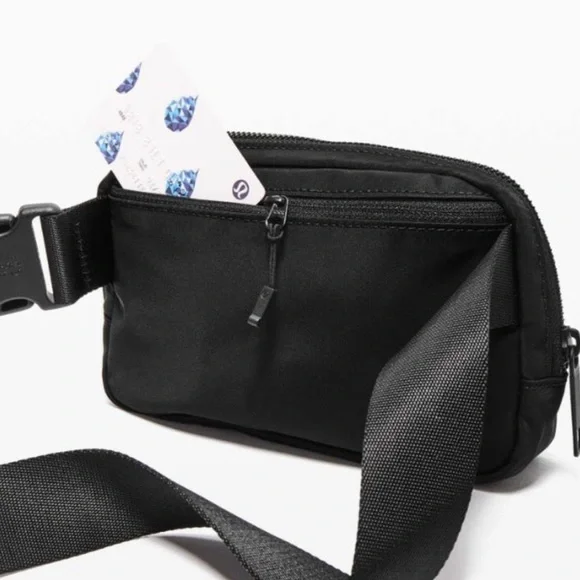 LAST ONE NWT Lululemon Everywhere Belt Bag in matte black Rare - Picture 6 of 10